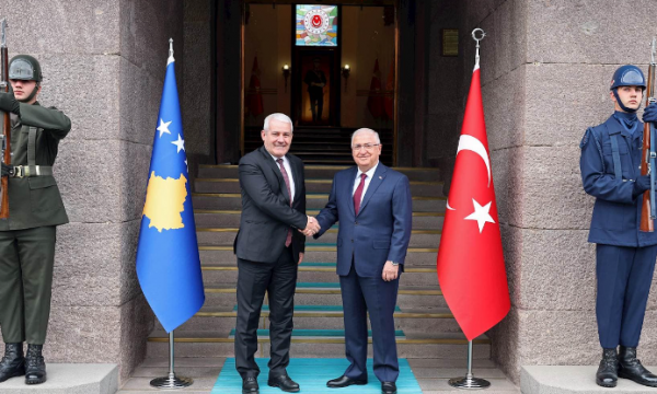 svecla-dhe-ministri-i-mbrojtjes-se-turqise,-flasin-per-“mundesite-e-shumta-per-bashkepunim”