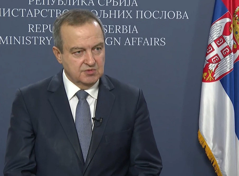 daciq:-levizja-e-pllakes-perkujtimore-ne-prishtine-eshte-nje-veprim-i-papranueshem-dhe-skandaloz