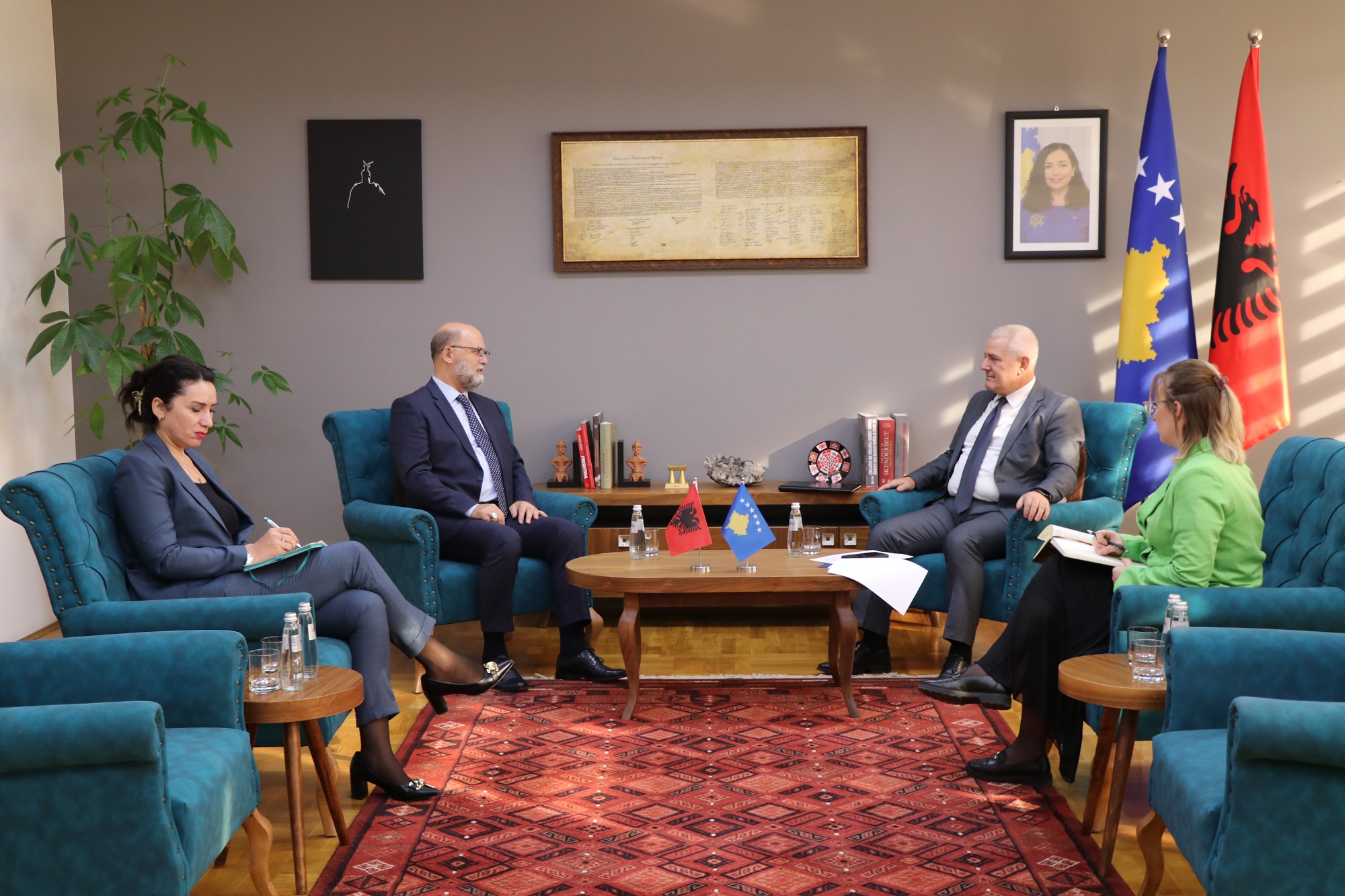 svecla-pret-ne-takim-ambasadorin-malaj,-diskutojne-per-thellimin-e-bashkepunimit