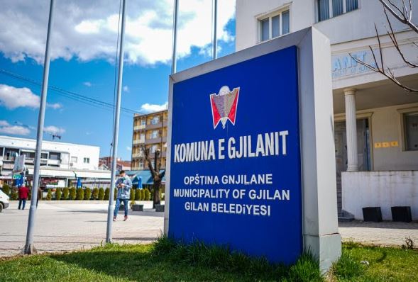 rikthehen-ne-vendet-e-tyre-te-punes-19-zyrtaret-komunale-te-gjilanit