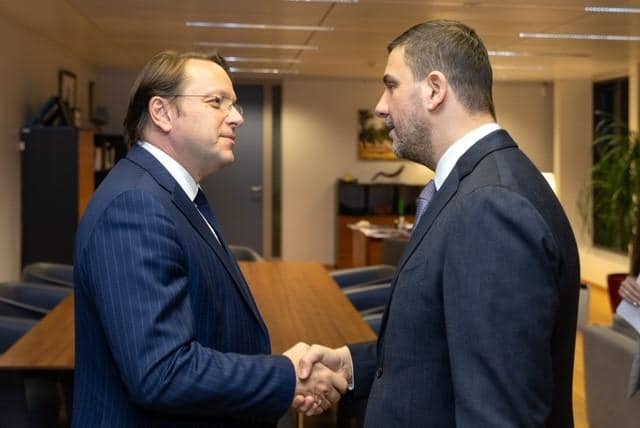 krasniqi-takon-komisionerin-varhelyi:-anetaresimi-i-kosoves-ne-be-dhe-institucionet-euro-atlantike,-eshte-rruga-e-vetme-perpara