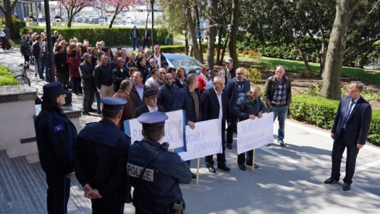 Punëtorët teknikë të QMF-ve dhe të shkollave, të marten protestojnë para Komunës së Prishtinës