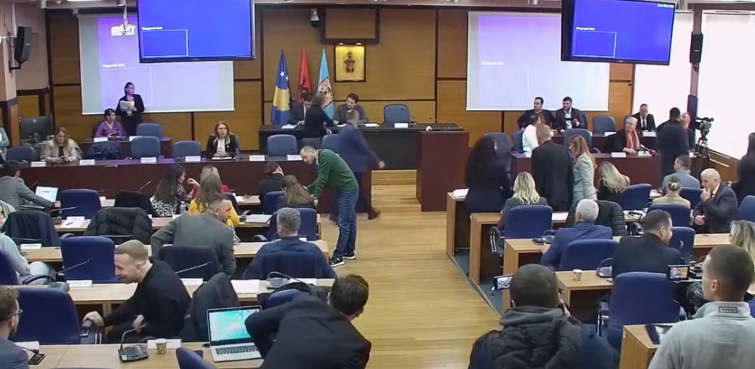 shtyhet-seanca-e-kuvendit-te-prishtines-–-opozita-e-akuzon-ramen:-po-vendos-diktature
