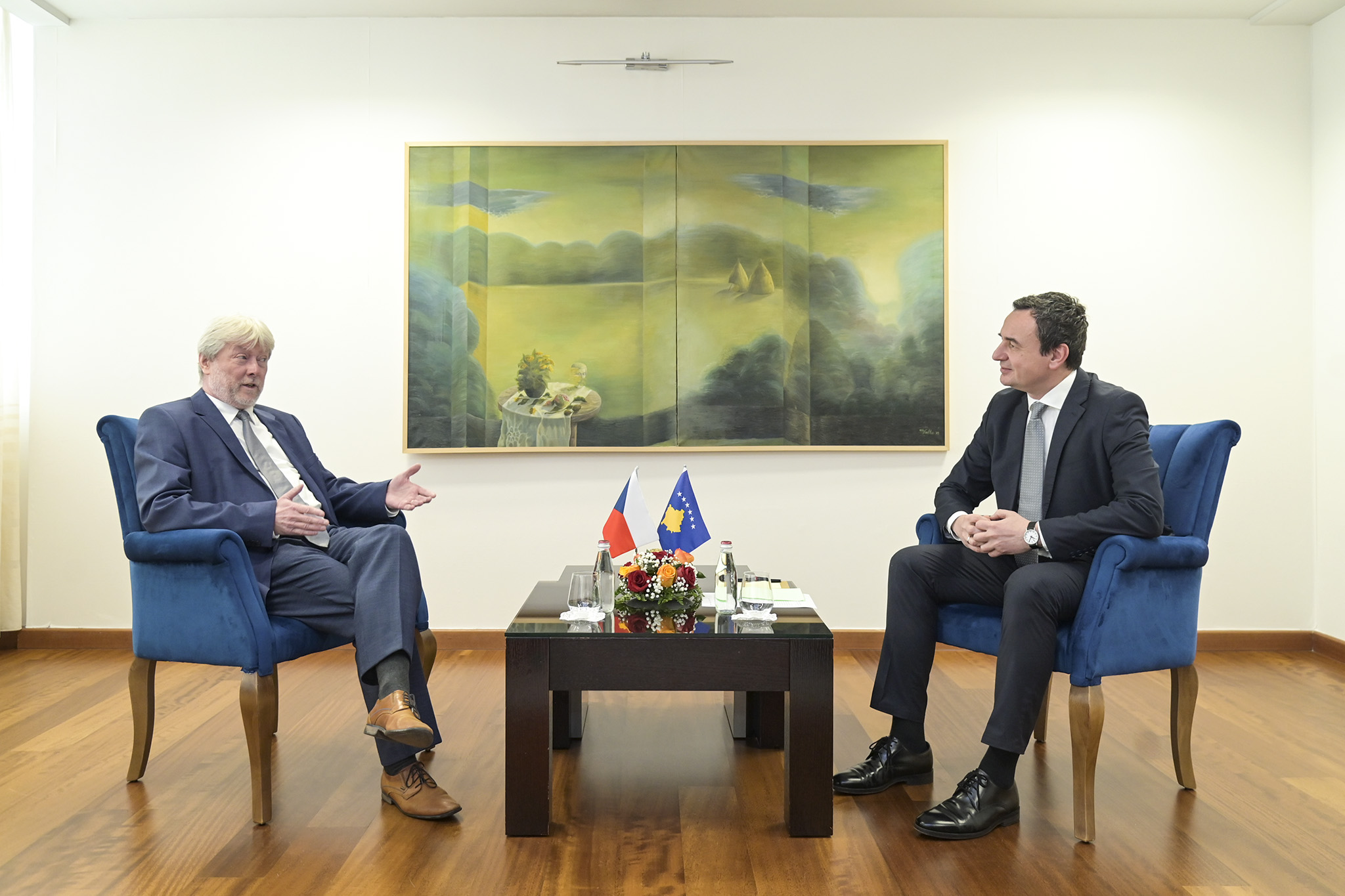 kurti-pret-ne-takim-ambasadorin-e-ri-te-cekise-ne-kosove,-diskutojne-per-rritje-te-bashkepunimit