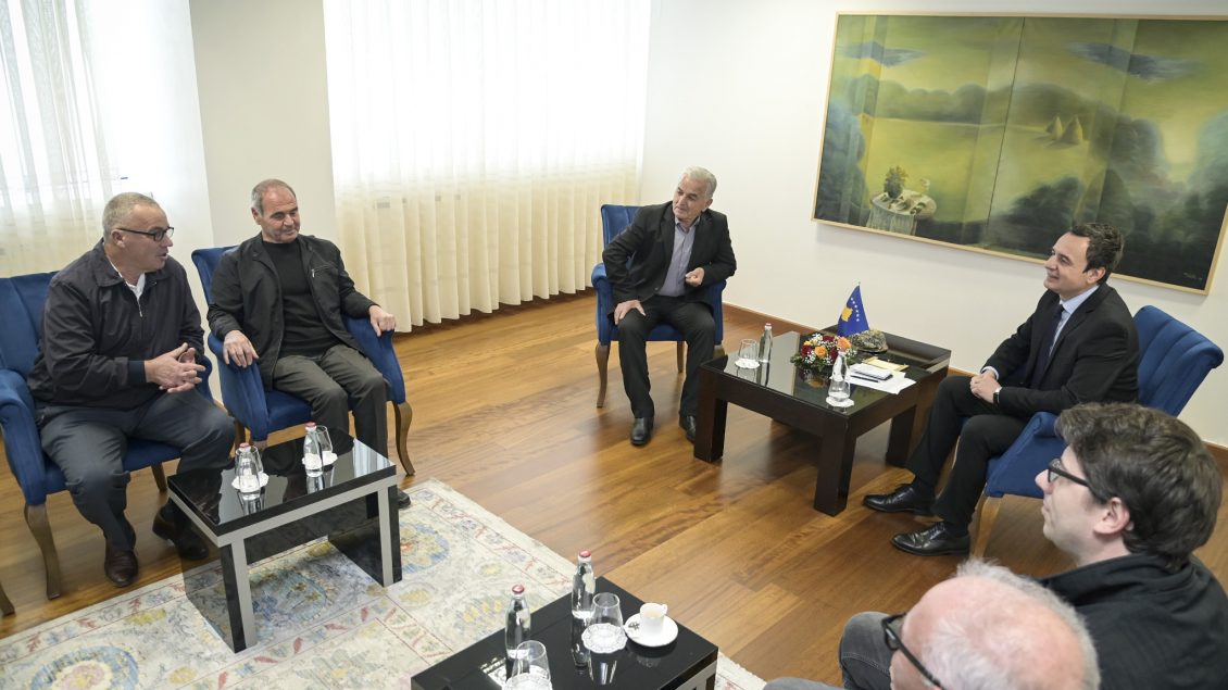 kurti-takon-perfaqesuesit-e-punetoreve-te-fabrikes-“ballkani”,-flasin-per-kompensimin-financiar-qe-iu-takon