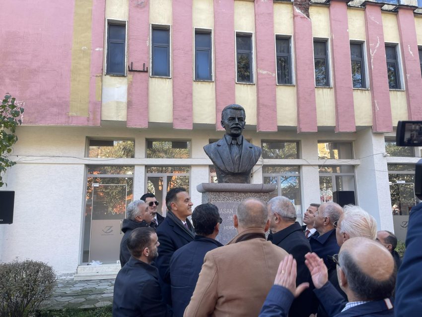 perurohet-ne-peshkopi-busti-i-hasan-prishtines