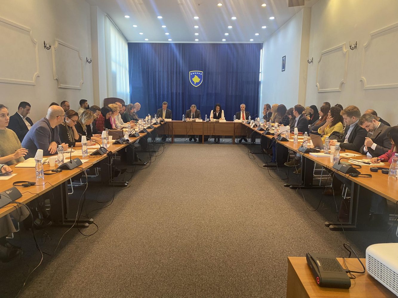 ambasadoret-kerkojne-dinamike-ne-dialog,-zyrtaret-kosovare-nuk-i-kursejne-kritikat-ndaj-be-se