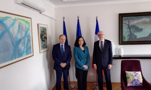 presidentja-ne-ambasaden-franceze-per-takim-me-emisarin-troccaz,-ambasadori-guerot-jep-detaje