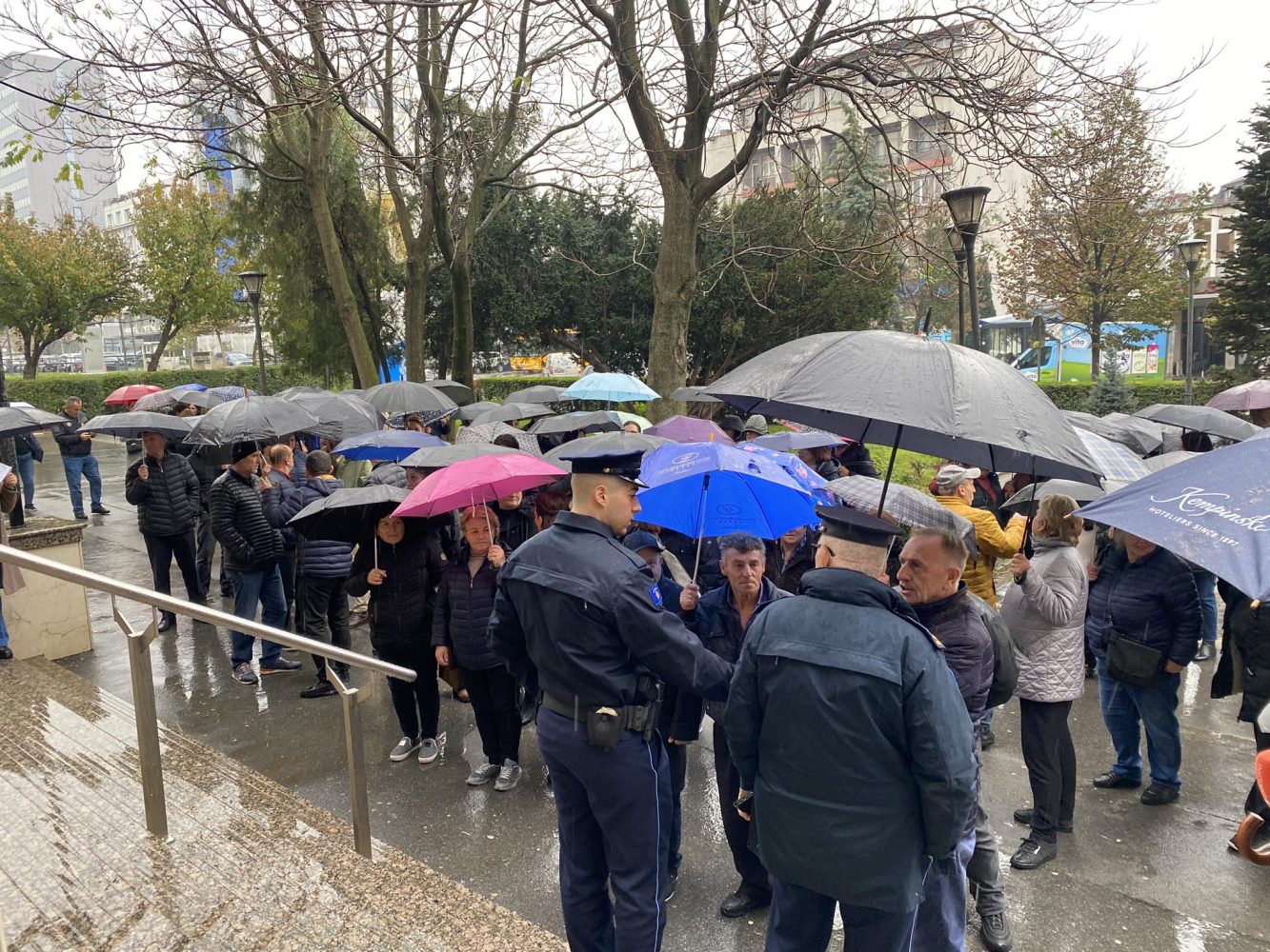 protestojne-para-komunes-punetoret-teknike-te-qmf-ve-e-disa-shkollave-ne-prishtine
