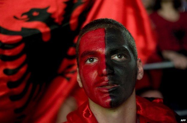 serbia-i-dergon-note-proteste-shqiperise-per-djegien-e-flamurit-serb-ne-mes-te-tiranes