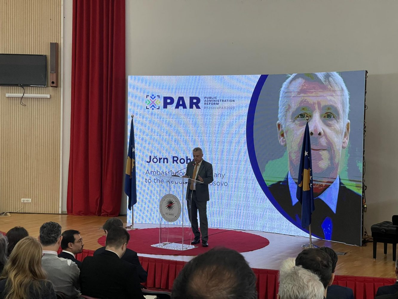 ambasadori-rohde:-administrata-publike-garanton-stabilitet-per-te-gjithe-njerezit-ne-kosove