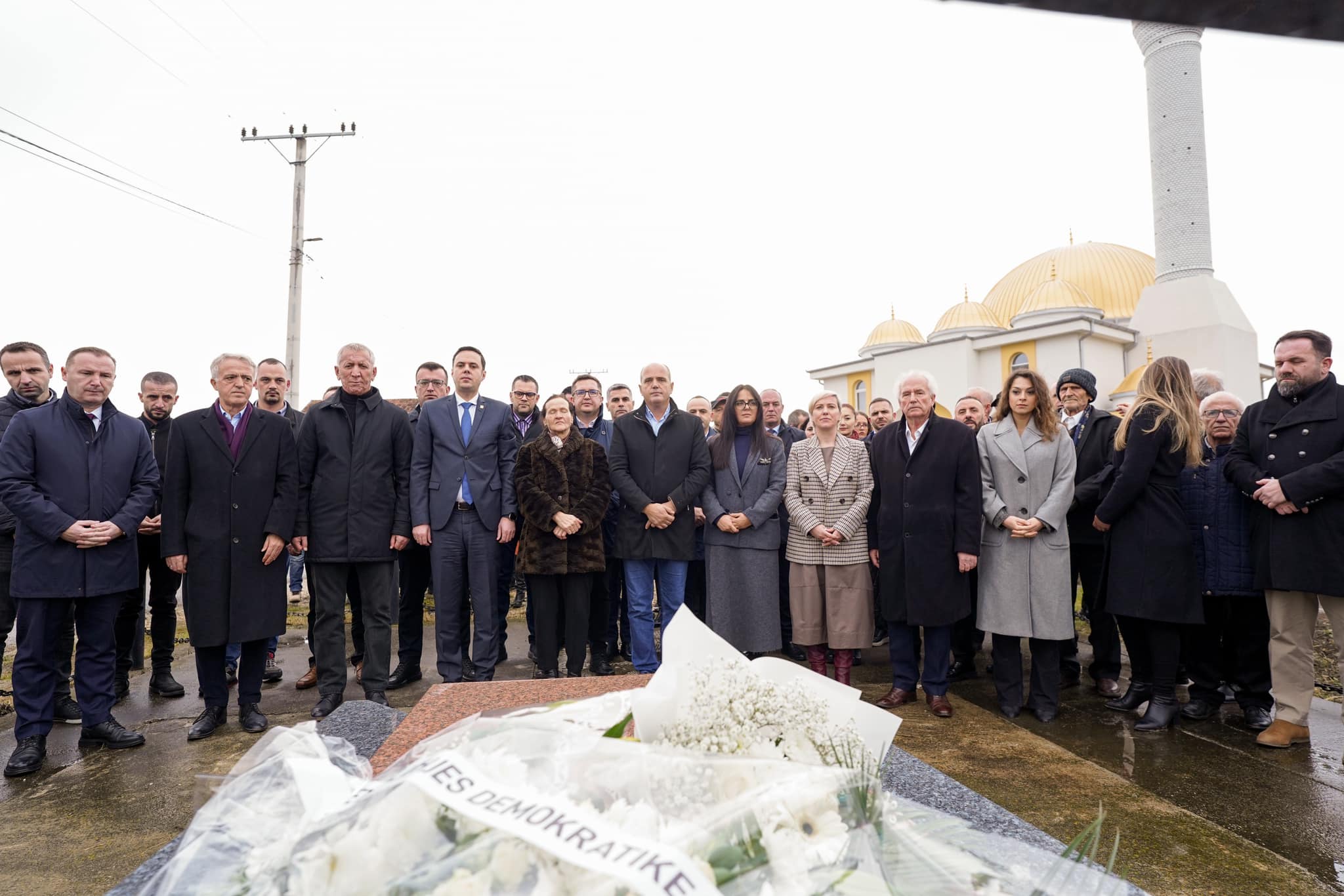 23-vjet-nga-vrasja-e-xhemail-mustafes,-ldk-ben-homazhe-te-varri-i-tij