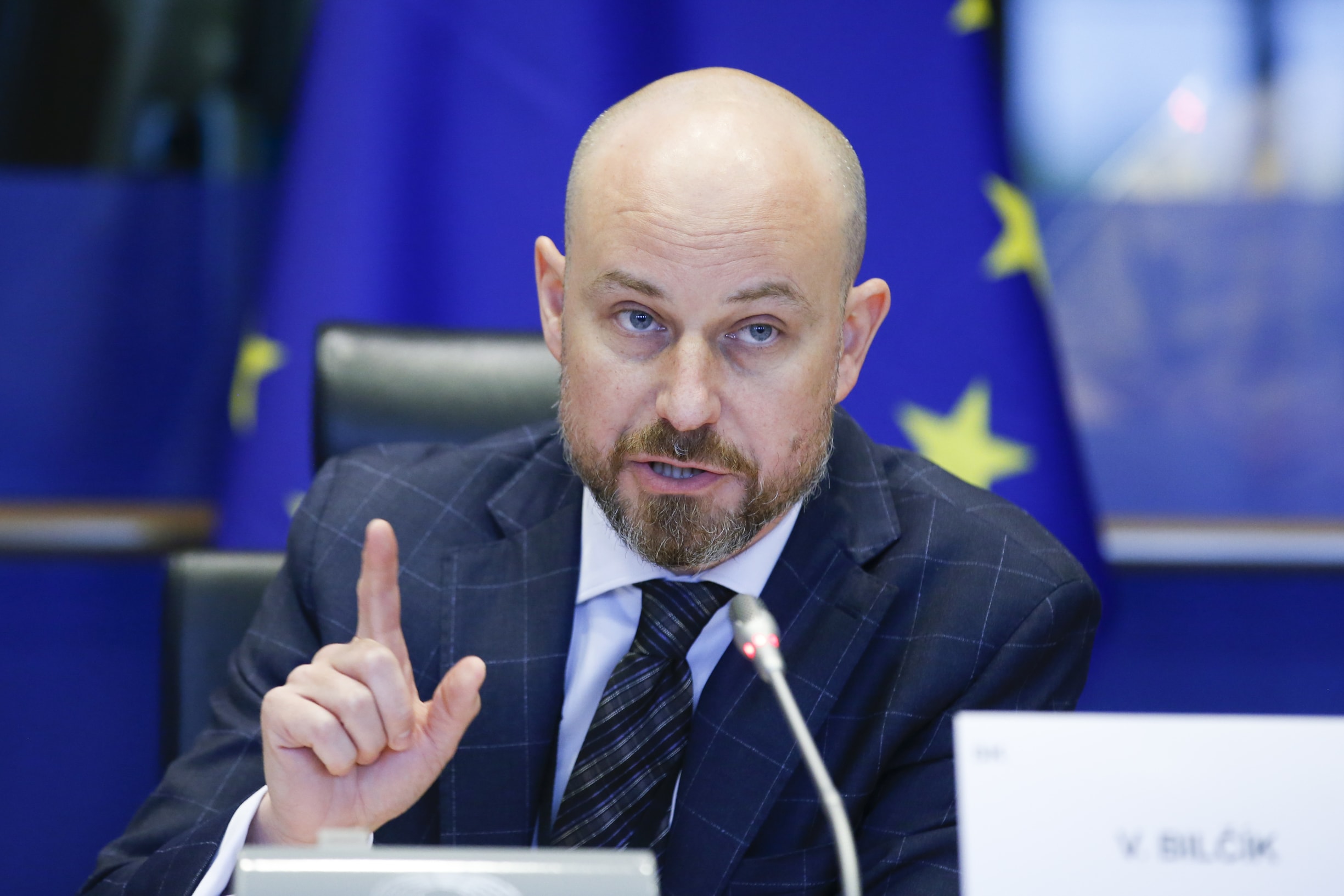bilcik:-liberalizimi-i-vizave-vlen-per-te-gjithe-pa-marre-parasysh-kombesine