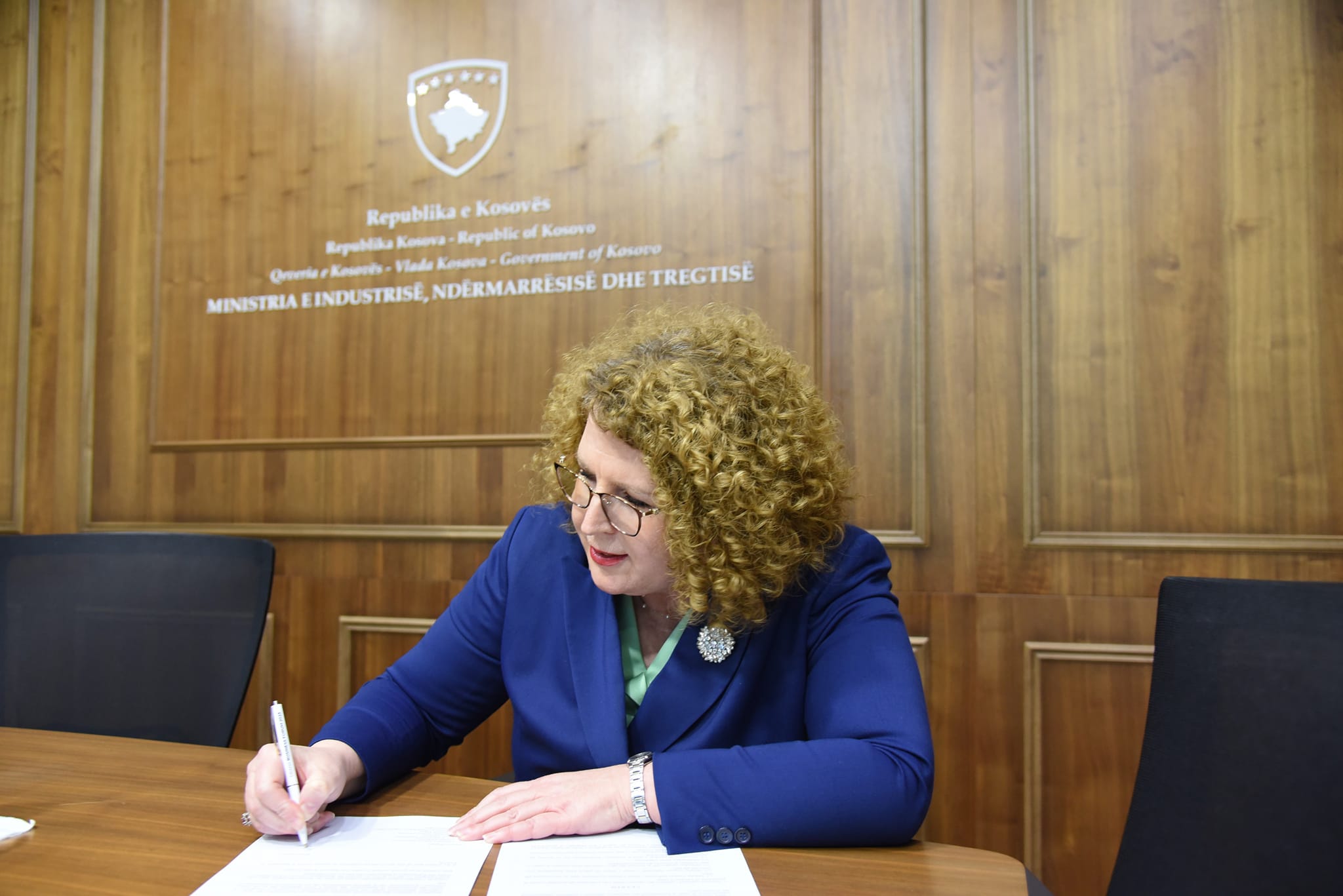 ministrja-hajdari-me-vendim-te-ri,-cakton-marzhen-e-fitimit-per-shitjen-e-derivateve