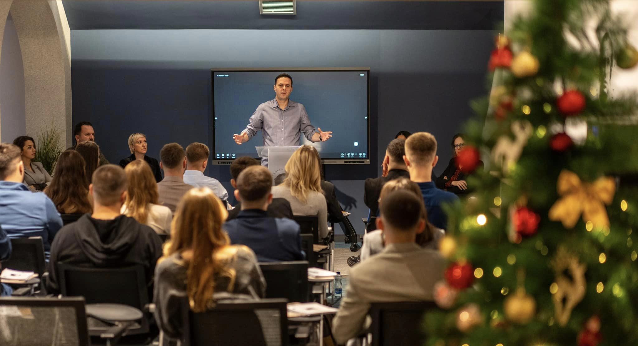 nis-shkolla-politike-“ibrahim-rugova”,-abdixhiku-jep-detaje,-flet-edhe-per-studentet