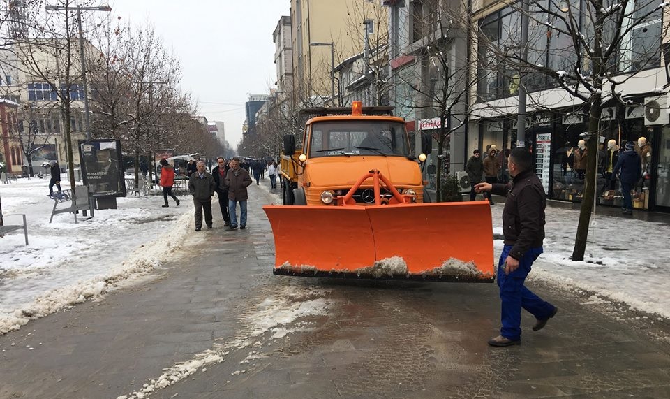 bora-mbulon-edhe-ferizajn,-komuna-thote-se-te-gjitha-rruget-jane-te-kalueshme