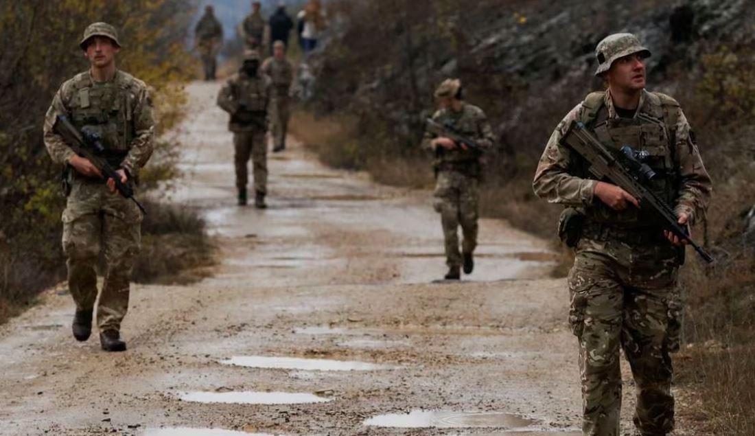 trupat-britanike-patrullojne-kufirin-kosove-serbi-pasi-tensionet-mbeten-te-larta