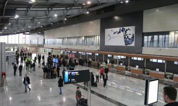 moti-i-keq-ne-prishtine,-tri-fluturime-zhvendosen-ne-tirane