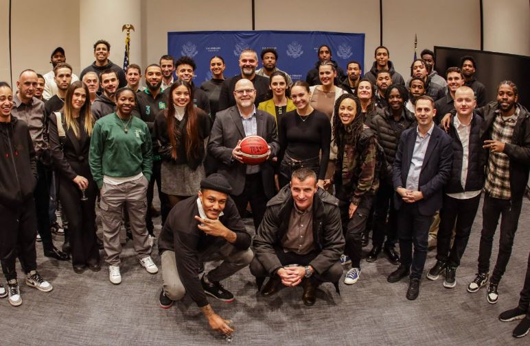 hovenieri-pret-ne-ambasade-basketbollistet-amerikane-qe-luajne-ne-kosove