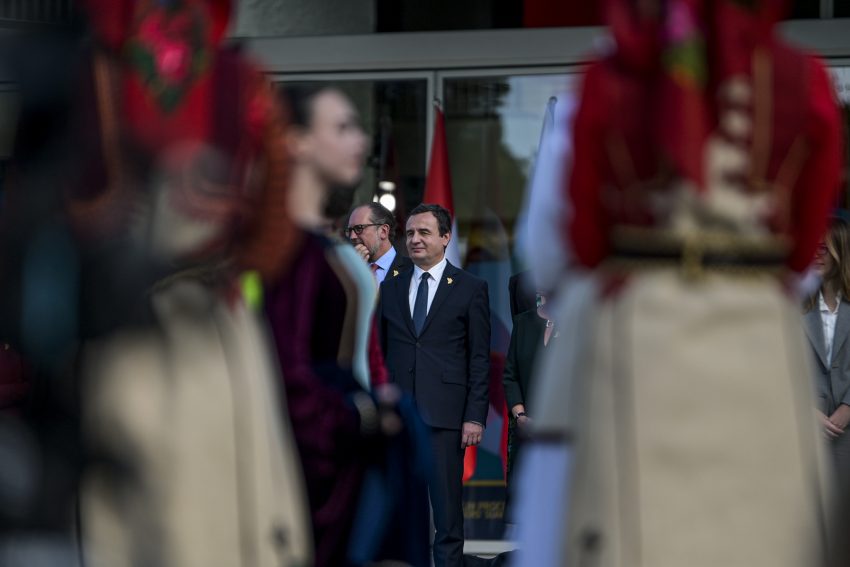 kurti-shkon-ne-tirane-per-diten-e-pavaresise,-jep-mesazh-per-shqiptaret