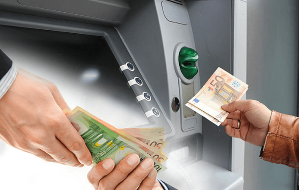 Burri në Fushë Kosovë deponon në bankë mbi 1 mijë euro të falsifikuara, aktivizohet policia