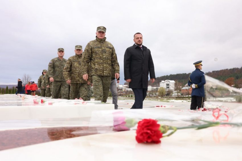 Ministri i Mbrojtjes bënë homazhe në Prekaz