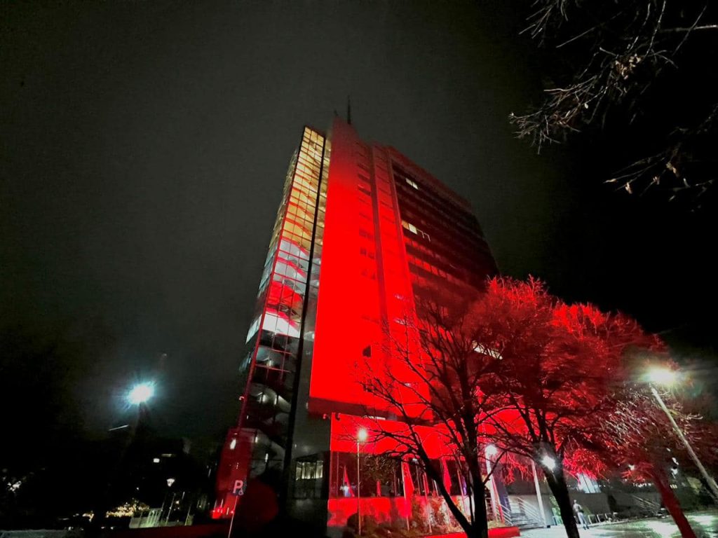 ndertesa-e-qeverise-se-kosoves-ndricohet-ne-te-kuqe