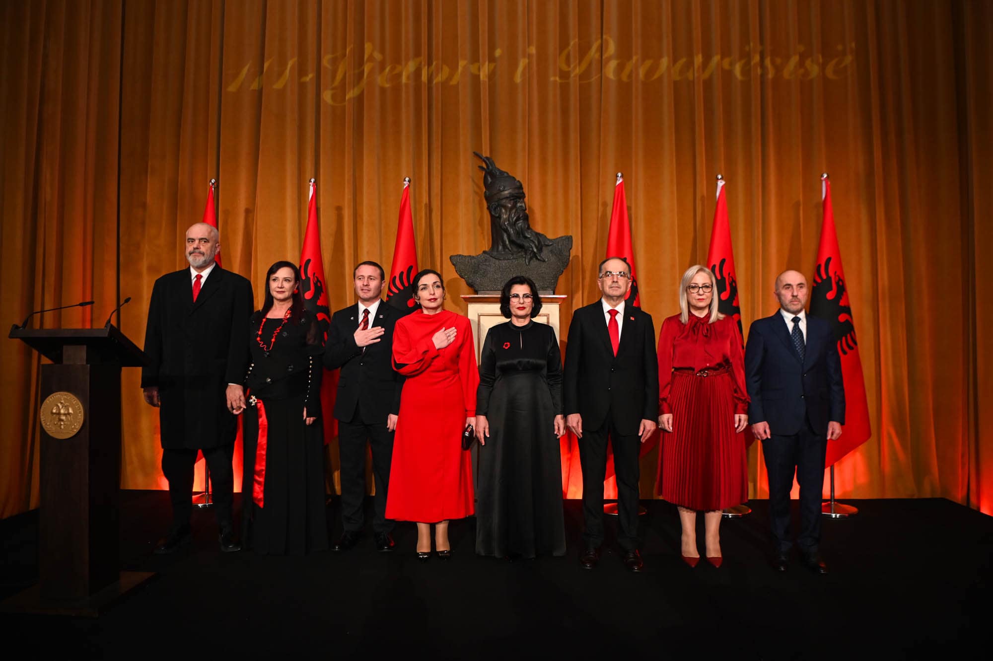 presidentja-osmani-merr-pjese-ne-pritjen-e-begajt-ne-tirane,-uron-shqiptaret-per-28-nentor
