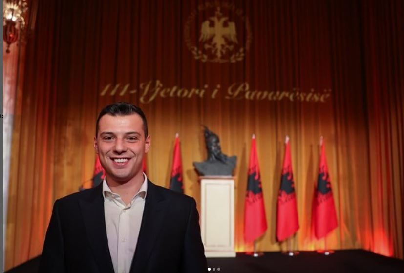 pritja-per-diten-e-flamurit,-djali-i-thacit-falenderon-begajn-e-ramen:-shqiperia-asnjehere-nuk-i-harron-themeluesit-e-shtetit-te-kosoves