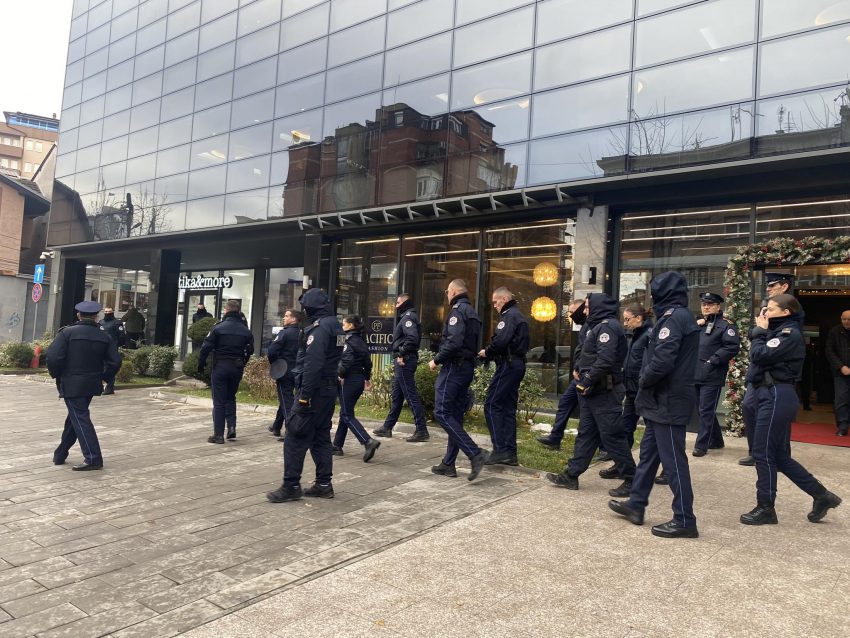 policia-e-“bllokon”-hotelin-ku-kryetarja-e-speciale-do-te-zhvilloje-takim,-shkak-protesta-e-psd-se