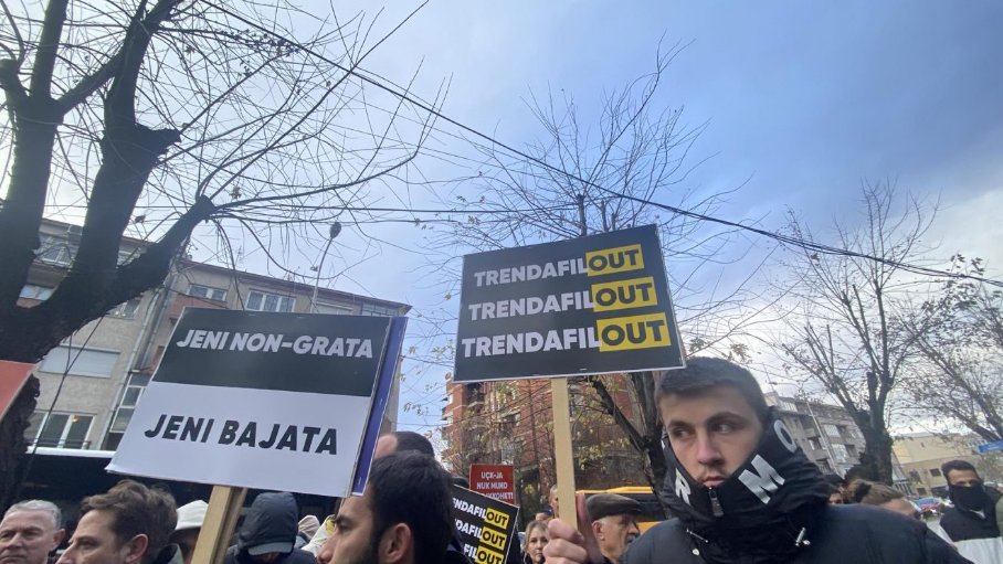 “jeni-non-grata,-jeni-bajata”-psd-ja-proteston-kunder-vizites-se-trendafiloves-ne-kosove