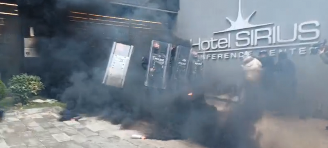 PSD hedh tymuese pranë hotelit ku po qëndron kryetarja e Speciales