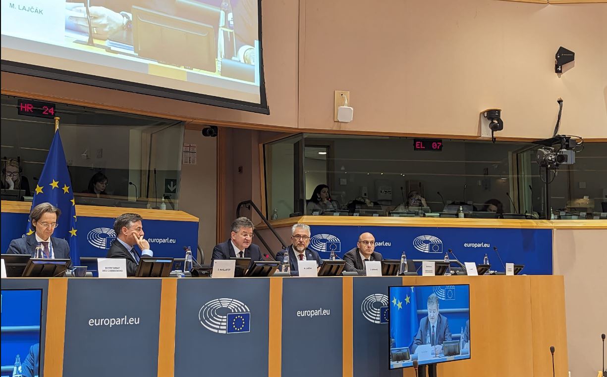lajcak-takohet-me-shefin-e-eulex-it,-diksutojne-per-dialogun-kosove-serbi