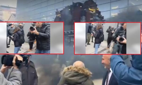 pamje-kur-polici-i-njesise-speciale-godet-kameramanin-kosovar-qe-po-mbulonte-protesten-e-psd-se