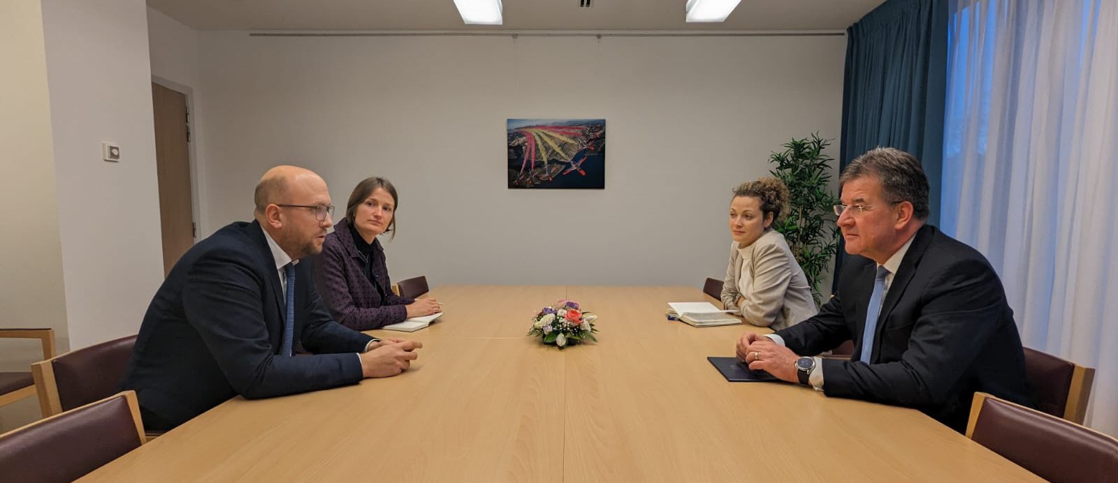 lajcak-takohet-me-sarrazin:-e-njoftova-per-gjendjen-ne-dialog