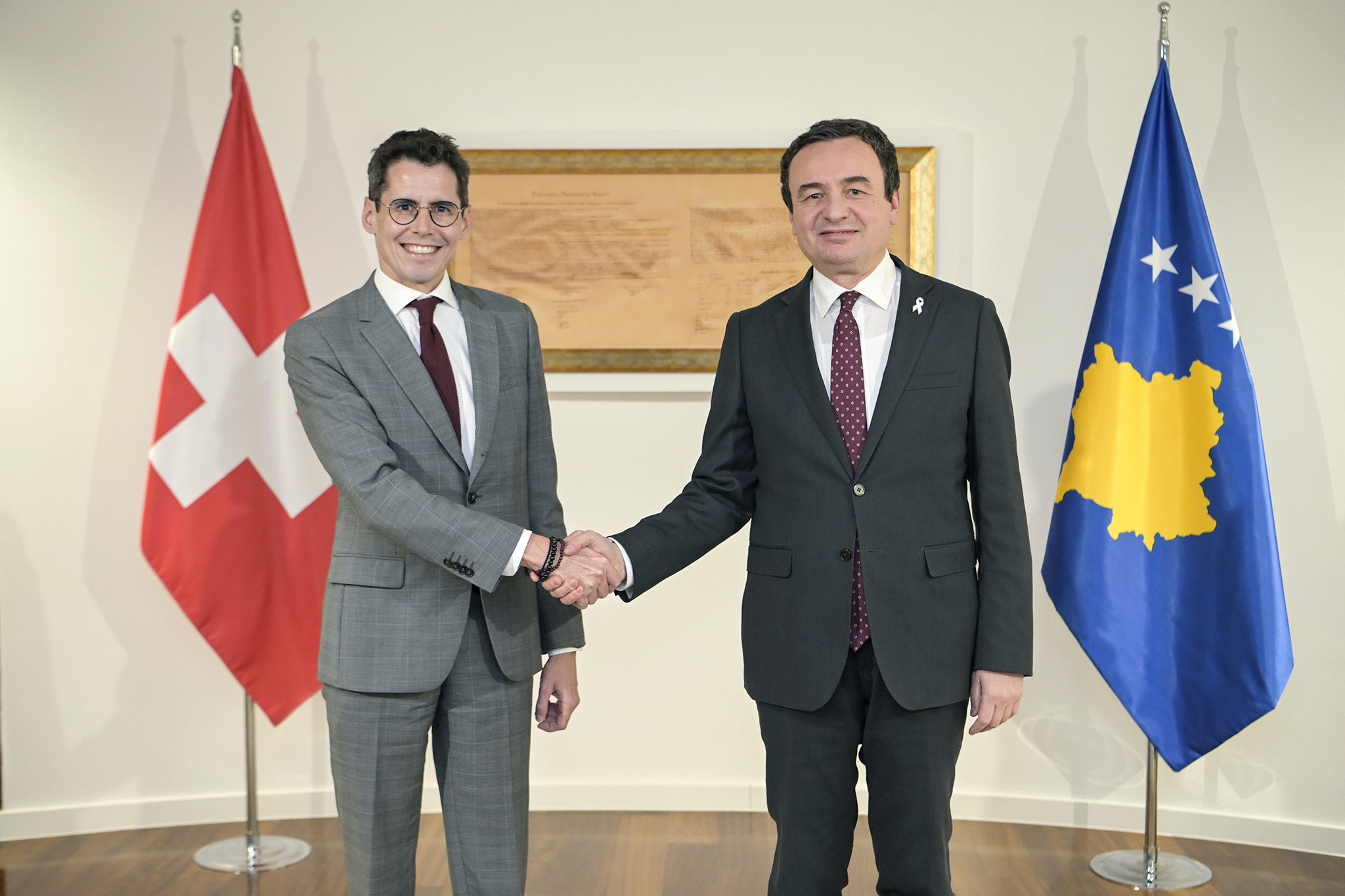 kurti-takohet-me-ambasadorin-e-ri-te-zvicres-ne-kosove,-biseduan-per-marredheniet-ndermjet-dy-vendeve