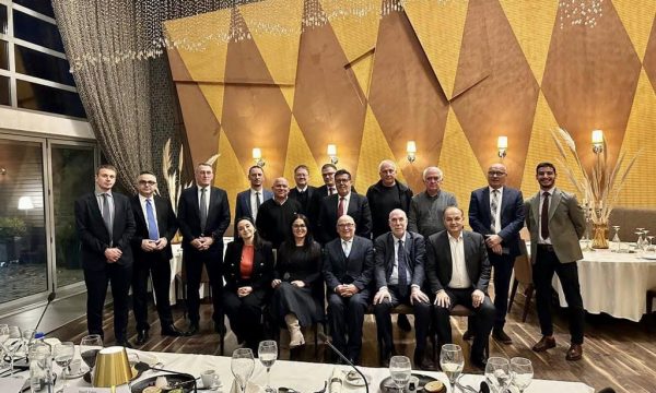 emisari-britanik-i-ben-bashke-ne-darke-perfaqesuesit-e-partive-politike-me-perfaqesues-nga-komuniteti-serb