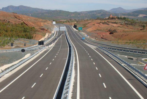 policia-parandalon-dy-gara-shpejtesie-ne-autostrade,-shofereve-iu-shqiptohen-14-gjoba