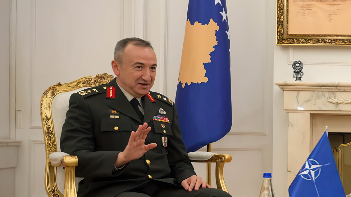 Komandanti i KFOR-it: Situata e sigurisë në Kosovë tani është më e qetë, por ende e brishtë