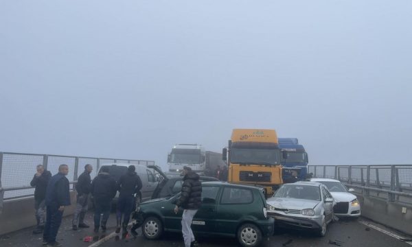 policia-per-aksidentin-ne-autostrade:-14-automjete-te-perfshira,-raportohet-per-te-lenduar