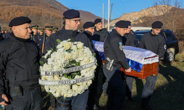 i-jepet-lamtumira-e-fundit-policit-qe-vdiq-ne-jarinje