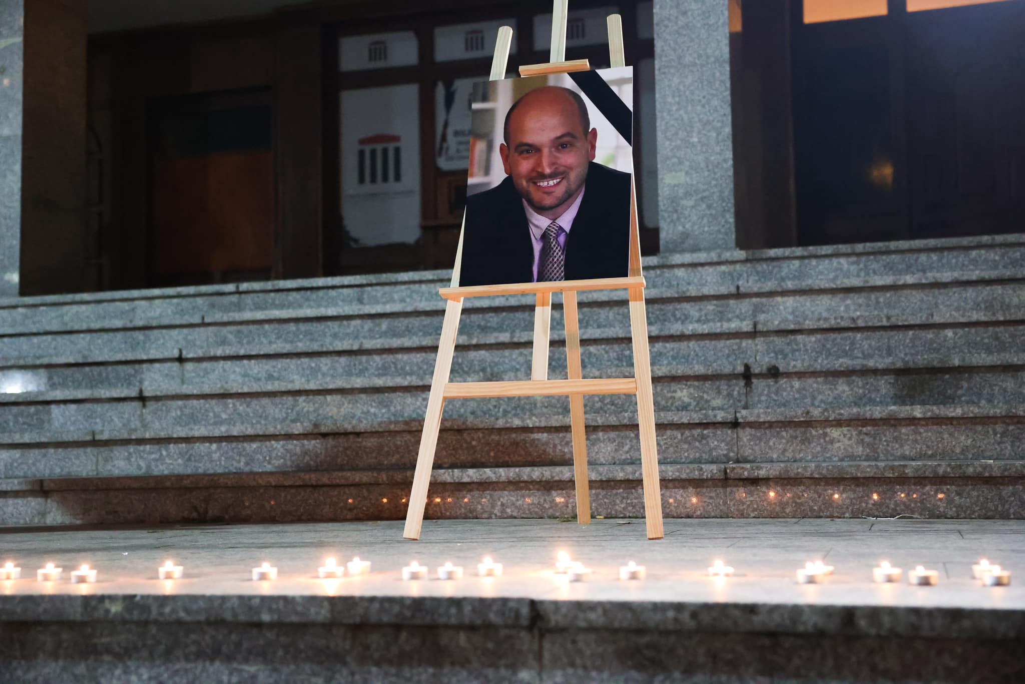 haradinaj-e-bashkeshortja-e-veselit-nderojne-avokatin,-andrew-strong