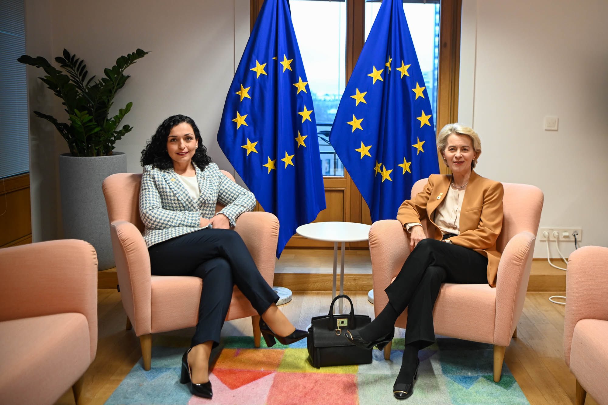 presidentja-takohet-me-leyen-ne-bruksel,-i-kerkon-domosdoshmerisht-heqjen-e-masave-ndaj-kosoves
