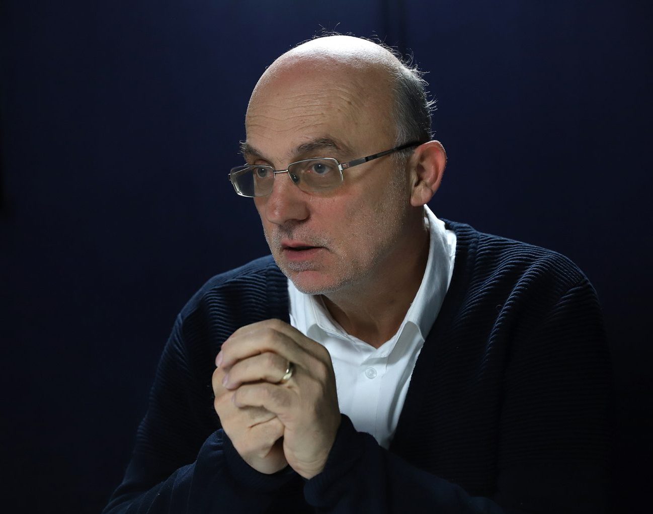 rexhaj:-mesimdhenesit-hyjne-ne-mesim-me-nje-shkumes,-politika-s’e-ka-prioritet-arsimin