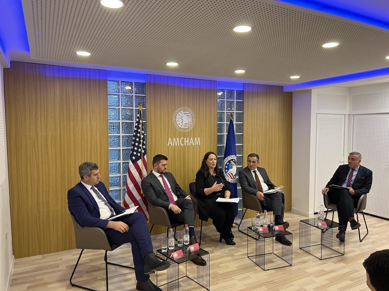 perfaqesuesit-e-institucioneve-te-energjise-diskutojne-para-komunitetit-te-biznesit-per-sigurine-e-furnizimit