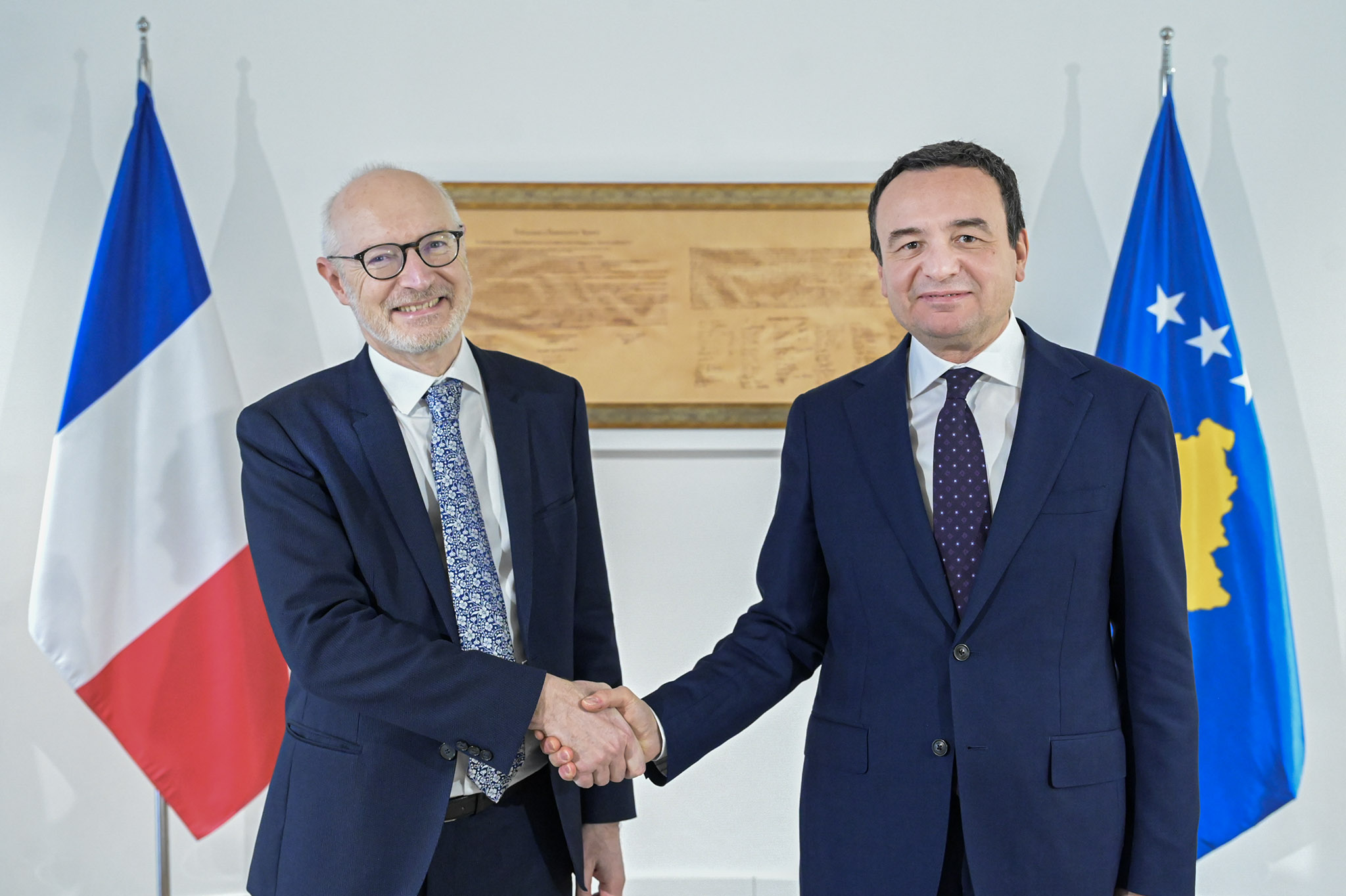 kurti-pret-ne-takim-ambasadorin-francez-guerot,-flasin-per-aktualitetin-ne-kosove