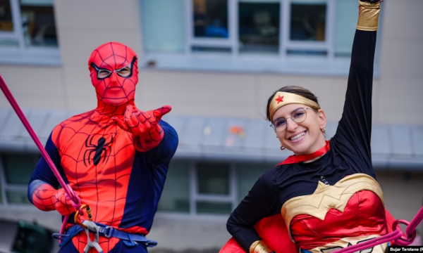 dhurata,-buzeqeshje-e-dashuri:-superheronjte-vizitojne-femijet-ne-qkuk