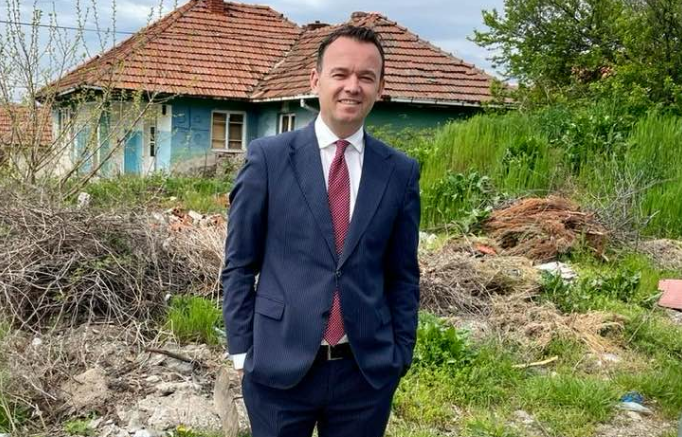 “miremengjes-nga-kosova-e-vllahise”,-peci-publikon-pamje-duke-u-mbjell-fidane-ne-veri-te-vendit