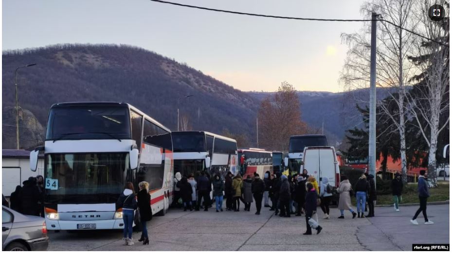 pamje-nga-organizimi-i-banoreve-serb-te-kosoves-per-te-votuar-ne-serbi