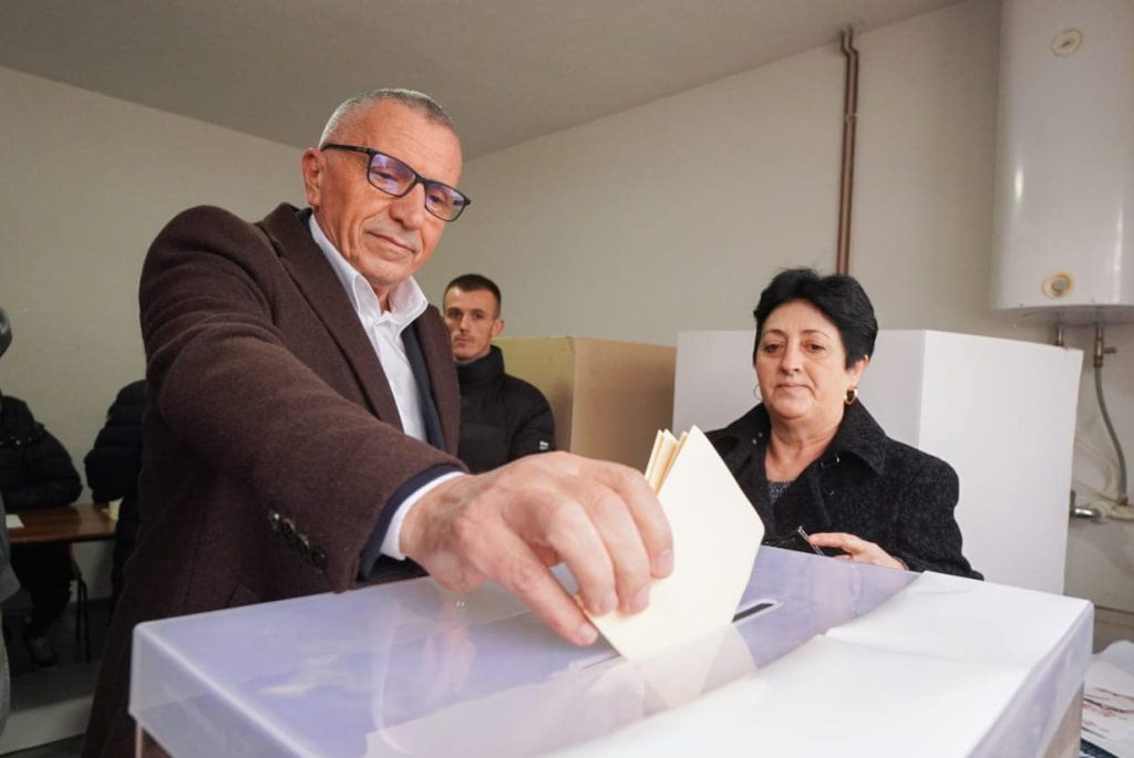 zgjedhjet-ne-serbi:-voton-kamberi,-fton-per-pjesemarrje-masive-ne-zgjedhje